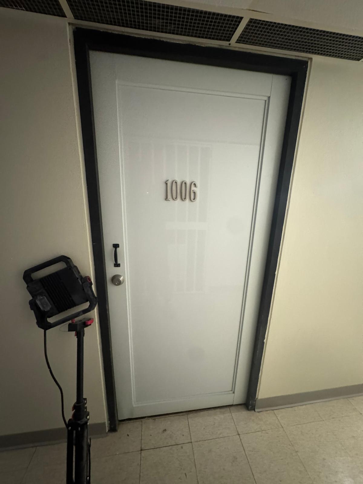 Puerta 1006 instalada